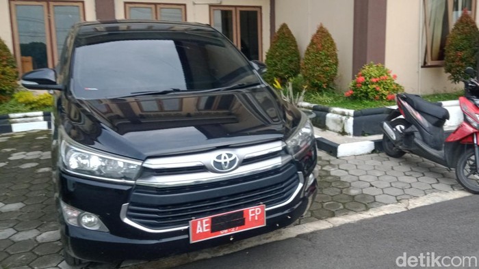 Mobil pelat merah dan motor yang terlibat kecelakaan di Klaten. Foto diunggah Jumat (3/3/2023).