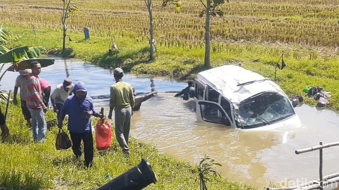 mobil siaga tercebur sungai