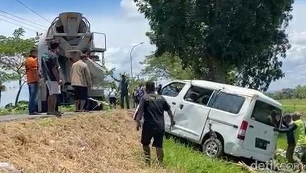 mobil siaga tercebur sungai