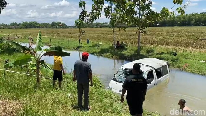 mobil siaga tercebur sungai