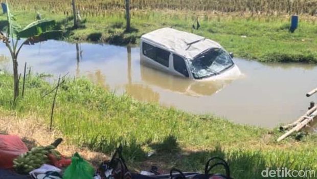 mobil siaga tercebur sungai