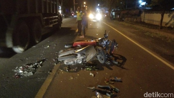 Motor wanita yang tewas terseret truk di Gresik setelah ditabrak bocah pemotor yang ugal-ugalan.