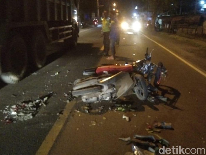 Motor wanita yang tewas terseret truk di Gresik setelah ditabrak bocah pemotor yang ugal-ugalan.