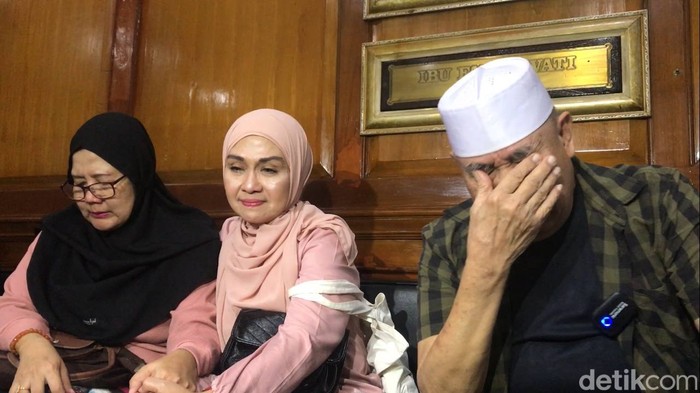 Pemeran sinetron Tukang Bubur Naik Haji jenguk Nani Wijaya.