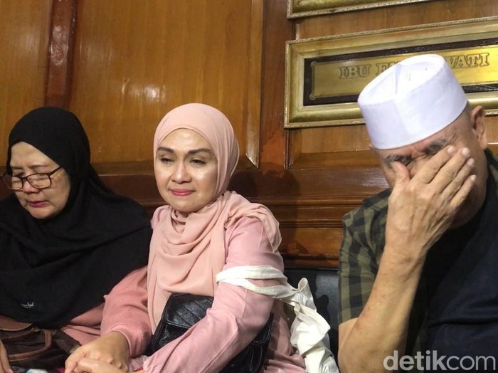 Pemeran sinetron Tukang Bubur Naik Haji jenguk Nani Wijaya.