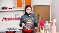 Menghabiskan lebih banyak waktu di rumah, Nathalie Holscher rutin memasak. Ia juga memiliki konten khusus untuk membagikan resep masakan rumahannya. Foto: Instagram/nathalieholscher