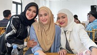 Usai bercerai, Nathalie Holscher lebih banyak menghabiskan waktu dengan keluarga dan teman-temannya. Salah satunya ketika dijamu makan bersama dengan temannya. Foto: Instagram/nathalieholscher