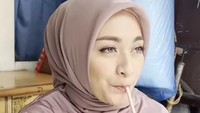 Tak malu hidup sederhana, Nathalie Holscher tampak asyik menikmati es cekek. Es kopi susu dinikmatinya dengan begitu santai. Foto: Instagram/nathalieholscher