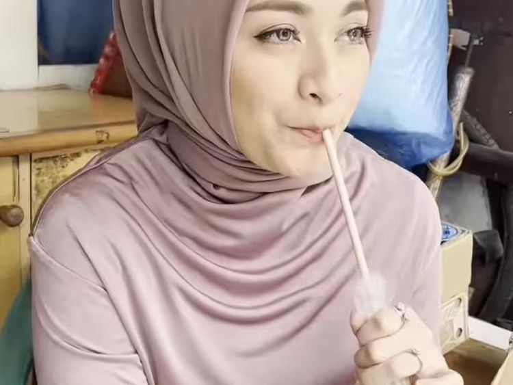 Pulang ke Rumah Sule, Natahalie Holscher Asyik Minum Es Cekek