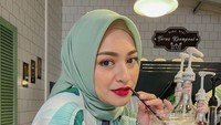 Saat waktu santainya, Nathalie Holscher lebih senang menghabiskan waktu ke kafe. Segelas minuman segar dipesannya setiba di kafe tersebut. Foto: Instagram/nathalieholscher