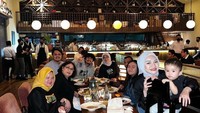 Merayakan ulang tahun sang nenek, Nathalie Holscher mengajak serta Adzam untuk makan malam bersama. Restoran berkonsep lounge dipilih menjadi tempat makan spesial. Foto: Instagram/nathalieholscher