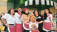 Tak ingin ketinggalan suasana, Nathalie Holscher menyambangi Karens Diner. Ia bahkan sempat mencoba menjadi pelayannya. Foto: Instagram/nathalieholscher