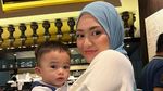 Pulang ke Rumah Sule, Natahalie Holscher Asyik Minum Es Cekek