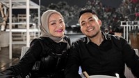 Bersama teman dekatnya, Nathalie Holscher juga asyik menikmati makan malam istimewa. Sepiring steak disantap lahap sebagai menu makan yang lezat. Foto: Instagram/nathalieholscher