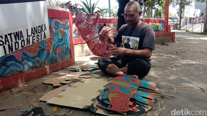 Paman Sam pendongeng asal Indramayu.