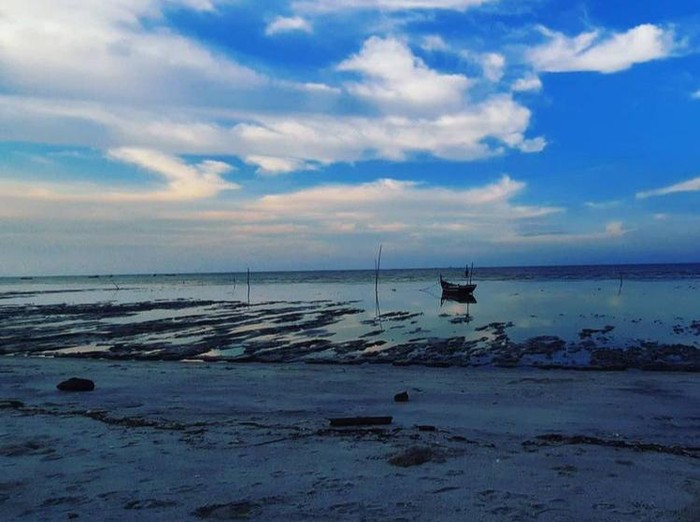 Pantai Kuala Putri: instagram.com/penghayal.sejati_23