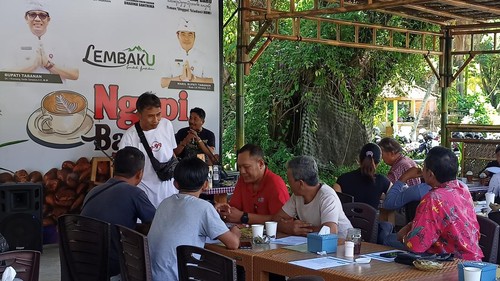 Para peternak babi melakukan diskusi dalam acara Ngopi Bareng di Lembaku PDDS Tabanan, Jumat (3/3/2023). (Chairul Amri Simabur/detikBali).