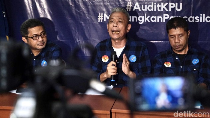 Ketua Umum Partai Prima Agus Jabo Priyono melakukan klarifikasi anggapan sejumlah pihak yang menilai partainya menggugat sengketa pemilu sehingga berujung putusan PN Jakpus menunda pemilu, Jumat (3/3).