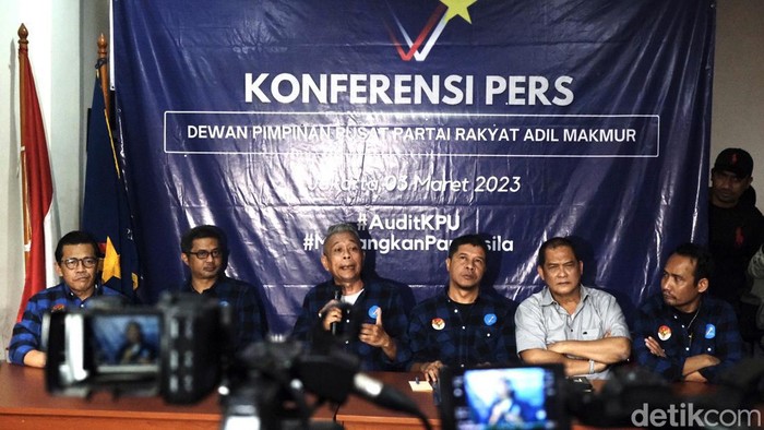 Partai Prima Klarifikasi Soal Gugatan yang Berujung Putusan Pemilu Ditunda Ketua Umum Partai Prima Agus Jabo Priyono melakukan klarifikasi anggapan sejumlah pihak yang menilai partainya menggugat sengketa pemilu sehingga berujung putusan PN Jakpus menunda pemilu, Jumat (3/3).