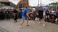 Menjelang WSBK Mandalika 2023 sebagian pembalap mengikuti karnaval budaya seperti, adu pukul rotan. Seperti yang dilakukan Lorenzo Baldassarri dan pebalap WSPP Nicholas Spinelli Foto: Dok. WSBK