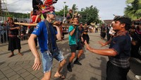 Selain itu Lorenzo Baldassarri dan Hafizh Syahrin juga memanggul kuda kayu. Foto: Dok. WSBK