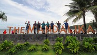 Sebagai bagian dari festival budaya lokal di Kuta menjelang putaran WSBK Indonsia, beberapa pebalap diundang untuk mengikuti pawai di depan pantai Kuta, Mandalika: Dok. WSBK