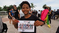 Bocat itu menunjukkan raut wajah gembira usai mendapat tanda tangan dari pebalap WSBK. Foto: Dok. WSBK