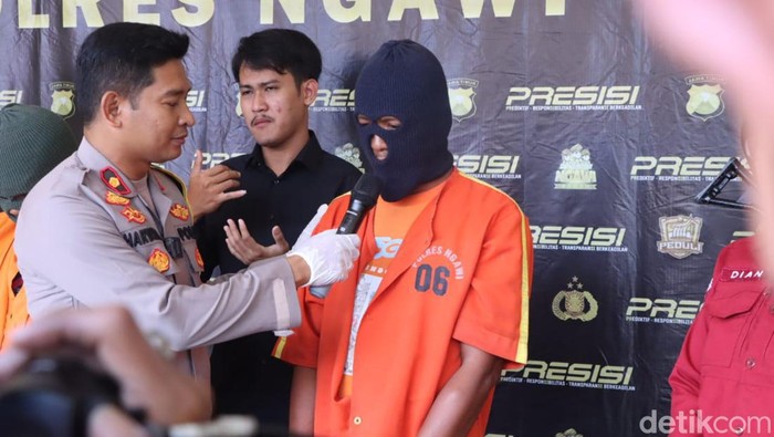 Pelaku pamer kelamin di Ngawi saat dihadirkan di press release