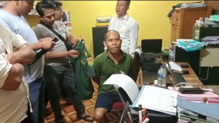 Pelaku TNI gadungan saat diamankan di kantor polisi (Foto: Istimewa)