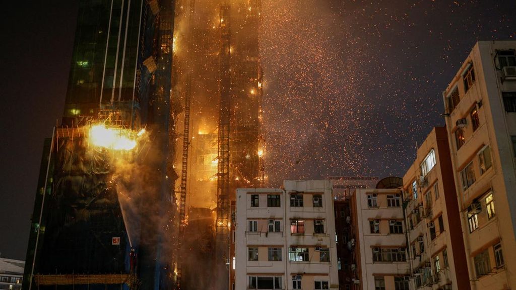 Penampakan Gedung Pencakar Langit Hong Kong Terbakar Hebat!