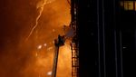 Penampakan Gedung Pencakar Langit Hong Kong Terbakar Hebat!