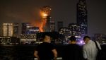 Penampakan Gedung Pencakar Langit Hong Kong Terbakar Hebat!