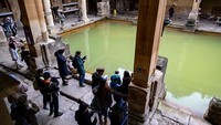 Pemandian ini didedikasikan untuk Dewi Sulis Minerva, simbol kekuatan dan kesembuhan. Situs ini adalah air panas alami yang sudah berumur ribuan tahun. Panas pemandian bersuhu 46 derajat celcius.