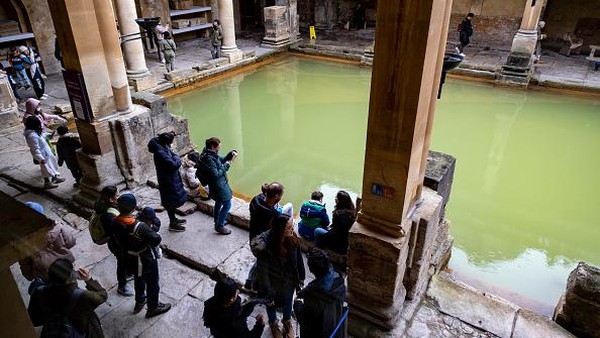 Pemandian ini didedikasikan untuk Dewi Sulis Minerva, simbol kekuatan dan kesembuhan. Situs ini adalah air panas alami yang sudah berumur ribuan tahun. Panas pemandian bersuhu 46 derajat celcius. Pemandian ini didedikasikan untuk Dewi Sulis Minerva, simbol kekuatan dan kesembuhan. Situs ini adalah air panas alami yang sudah berumur ribuan tahun. Panas pemandian bersuhu 46 derajat celcius.