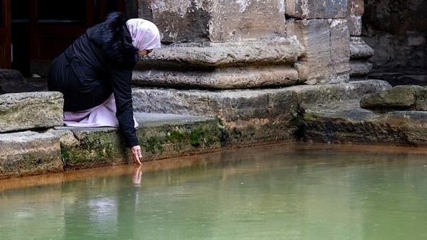 Pemandian ini dialiri langsung dari mata air alami. Setiap harinya ada sekitar 1.170.000 liter air yang mengisi pemandian ini. Pemandian ini dialiri langsung dari mata air alami. Setiap harinya ada sekitar 1.170.000 liter air yang mengisi pemandian ini.