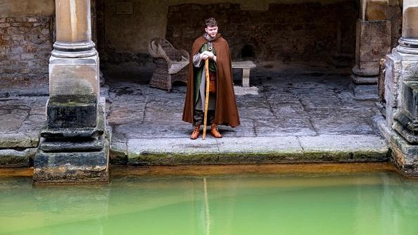 Selain jadi pemandian, Aquae Sulis juga menjadi tempat persembahan nazar orang romawi. Saat pemugaran, ditemukan 12.000 koin romawi yang dipersembahkan zaman dulu. Selain jadi pemandian, Aquae Sulis juga menjadi tempat persembahan nazar orang romawi. Saat pemugaran, ditemukan 12.000 koin romawi yang dipersembahkan zaman dulu.