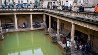 Inilah kota Bath di Somerset, Inggris yang punya peninggalan penting dari zaman romawi. Peninggalan tersebut berupa pemandian yang bernama Aquae Sulis.