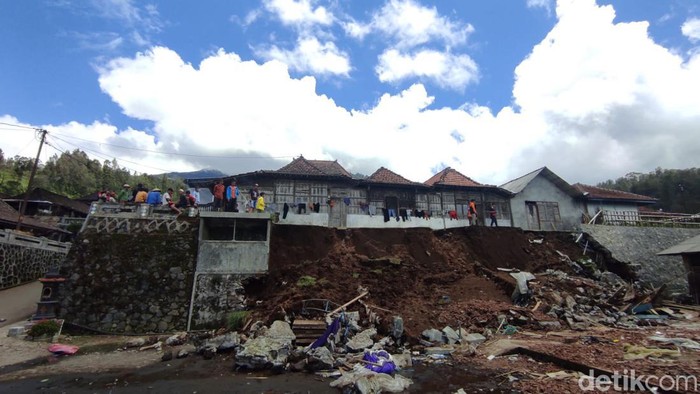 Penampakan rumah tertimbun talut longsor di Getasan, Kabupaten Semarang, Jumat (3/3/2023).
