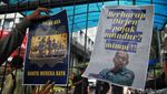 Pendemo Ini Bawa Koin untuk Pejabat Pajak