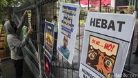 Dalam aksinya, pendemo membawa sejumlah poster tuntutan yang berbunyi antara lain Pajak Kita Bantu Mereka Kaya dan Hebat, Nunggu Viral Baru Lapor.