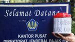 Pendemo Ini Bawa Koin untuk Pejabat Pajak