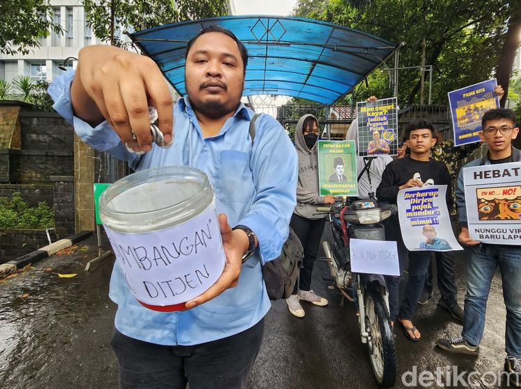 Pendemo Ini Bawa Koin untuk Pejabat Pajak