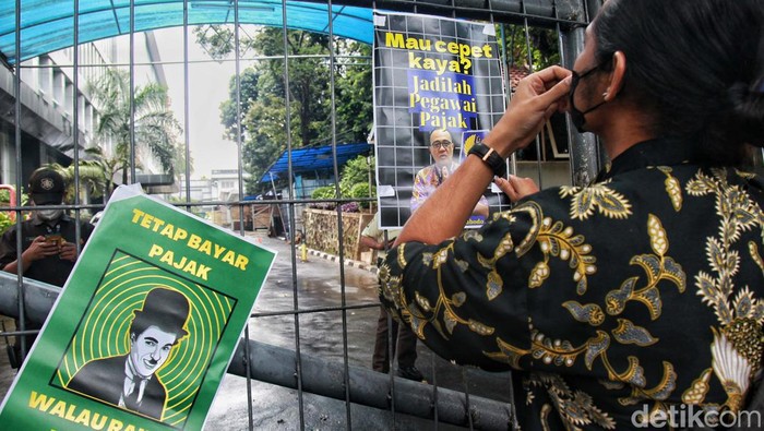 Massa berdemo di Gedung Ditjen Pajak, Jakarta, terkait kasus Rafael Alun. Mereka juga membawa toples bertuliskan sumbangan untuk dirjen pajak.