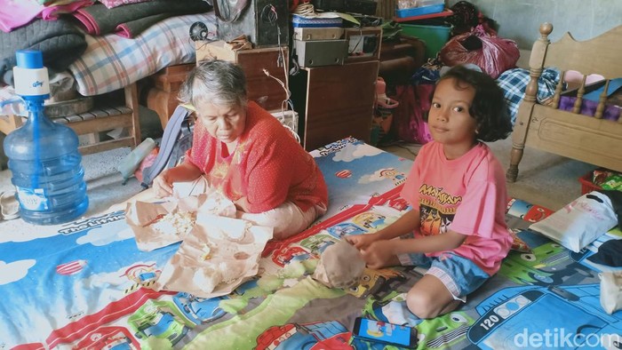 Pengungsi banjir di Ngawi kekurangan popok dan obat-obatan