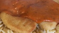 Di India hampir semua makanan akan disajikan dengan nasi, termasuk ayam goreng dengan saus tikka masala. Tetapi ada tempat makan yang mencoba memadukannya dengan fusili. Foto: Buzzfeed