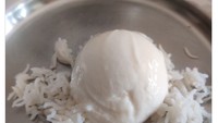 Seorang netizen melakukan hal ekstrem dengan memamerkan makanan aneh yang dinikmatinya. Potret nasi putih dicampur dengan es krim vanilla dipamerkan melalui media sosialnya. Foto: Buzzfeed