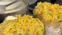 Jika biasanya milkshake dipadukan dengan buah-buahan, berbeda dengan tempat yang satu ini. Mie instan justru dipilih sebagai campuran pada milkshake. Foto: Buzzfeed