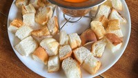 Terinspirasi dari hidangan bergaya Eropa, roti kari ini menggunakan cara penyajian fondue. Dianggap menyalahi budaya makan di India, tempat makan ini diprotes. Foto: Buzzfeed