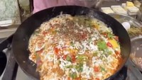 Setelah omelette yang ditambahkan soda rasa jeruk, penjual ekstrem lainnya ada yang menambahkan cokelat ke dalam omelette. Uniknya, pedagang ini membuat banyak orang penasaran. Foto: Buzzfeed