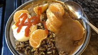 Ingin makan buah dalam cara yang lebih sederhana, netizen ini nekat mencampurkan jeruk dan nasi kari. Potongan jeruk utuh menjadi topping untuk seporsi nasi kari ini. Foto: Buzzfeed